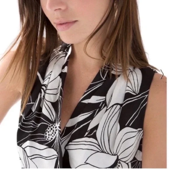 NEW WHBM Sleeveless Blouse V-neck Bold Magnolia Floral Black White Size XS - Picture 2 of 14